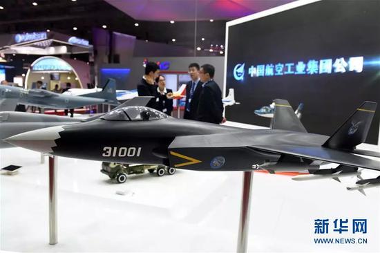 ▲資(zī)料圖片：這是2017年11月(yuè)13日在阿聯酋迪拜航展中(zhōng)國航空工業(yè)集團展區拍攝的“鹘鷹”戰鬥機模型。